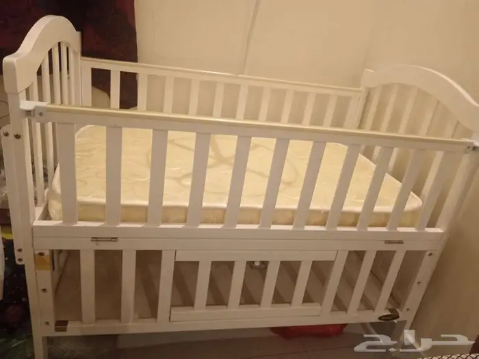 سرير وكرسي وحوض استحمام 3