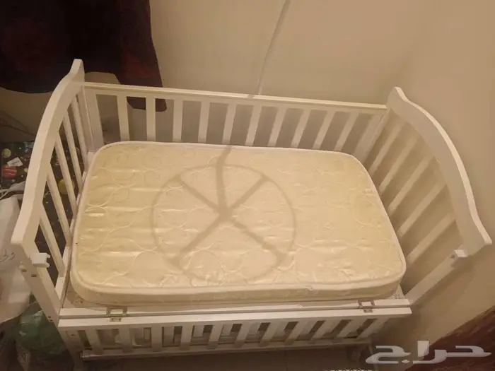 سرير وكرسي وحوض استحمام 1