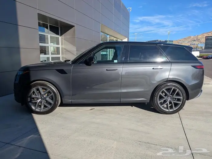 رنج روفر سبورت 2025 شبه جديد لون خارجي مميز 2