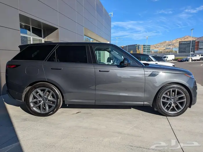 رنج روفر سبورت 2025 شبه جديد لون خارجي مميز 3