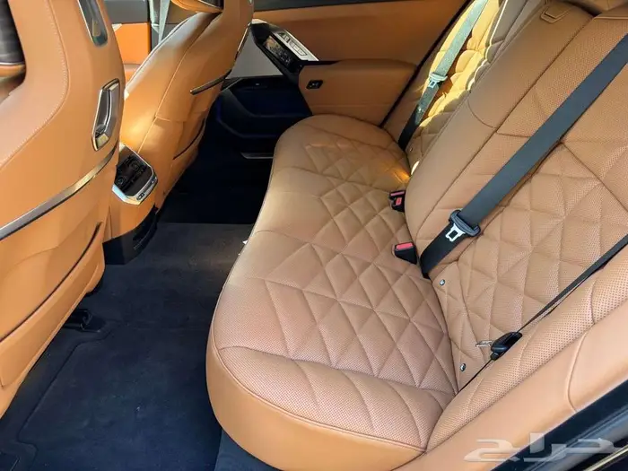 2025 BMW 7 Series Sedan 740i شبه اصفار 18