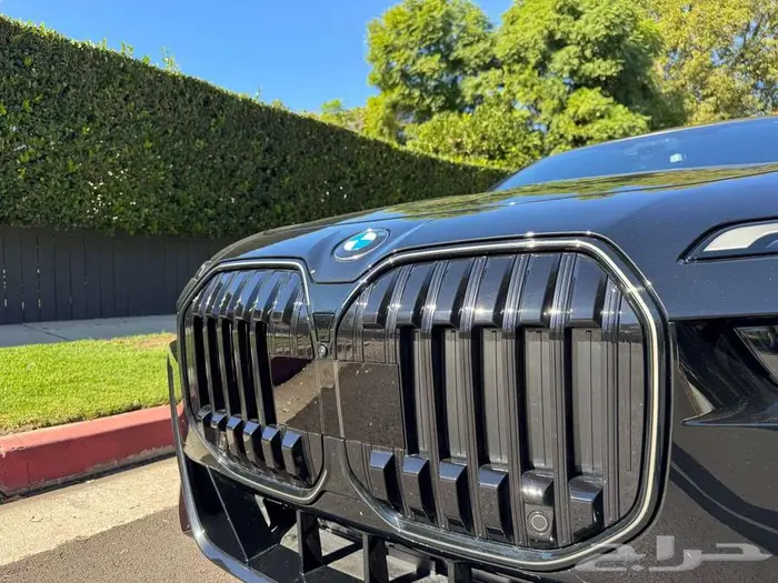 2025 BMW 7 Series Sedan 740i شبه اصفار 10