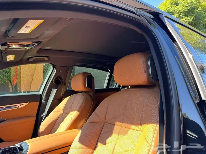2025 BMW 7 Series Sedan 740i شبه اصفار 23