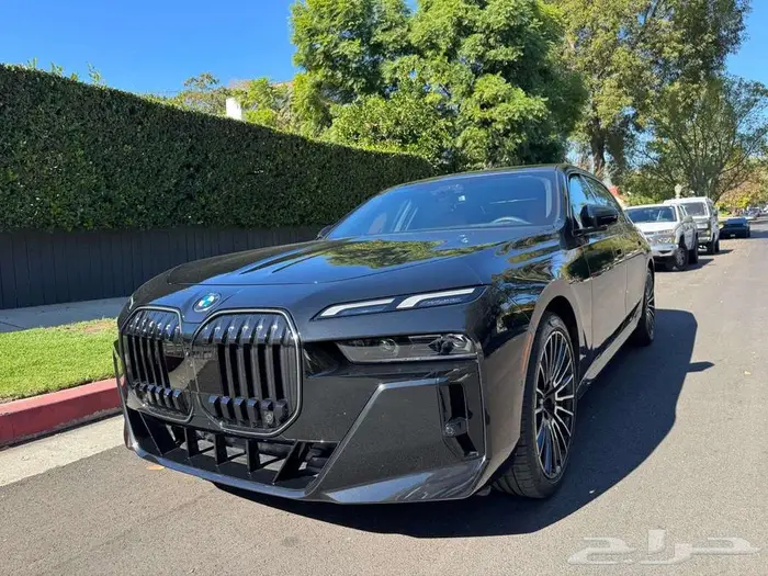 2025 BMW 7 Series Sedan 740i شبه اصفار 6