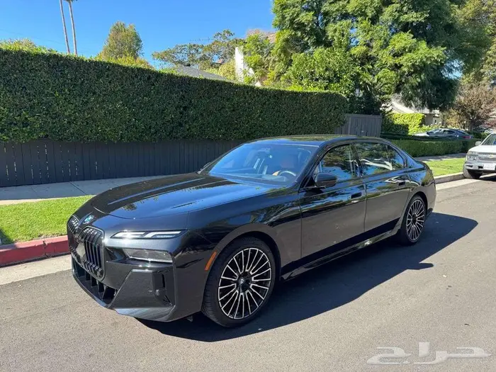 2025 BMW 7 Series Sedan 740i شبه اصفار 2