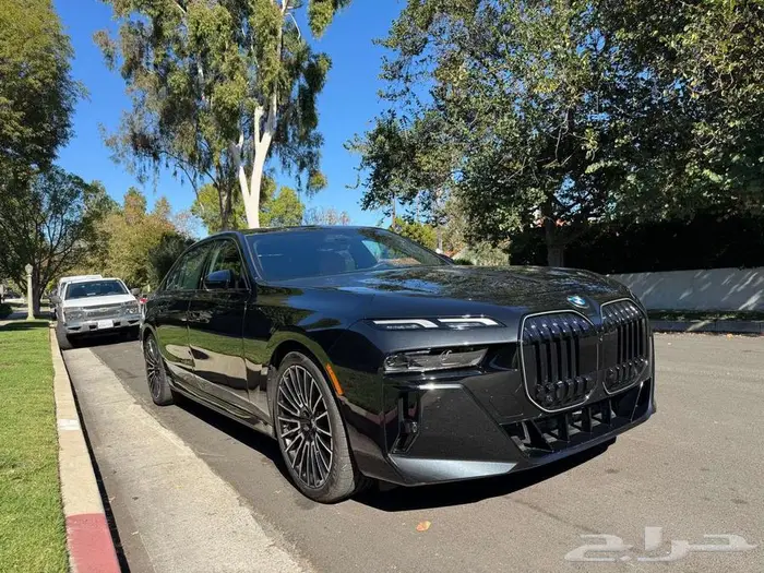 2025 BMW 7 Series Sedan 740i شبه اصفار 3