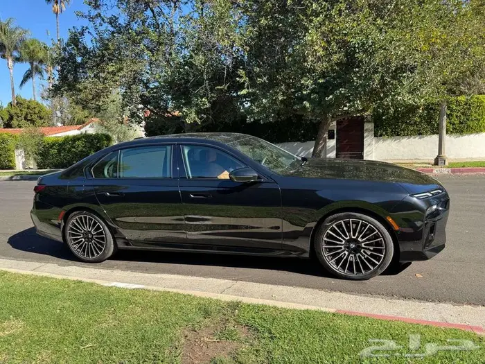 2025 BMW 7 Series Sedan 740i شبه اصفار 4