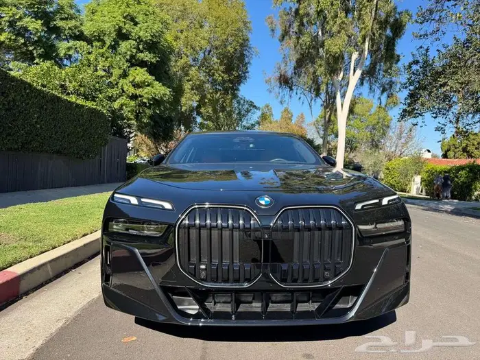 2025 BMW 7 Series Sedan 740i شبه اصفار 5