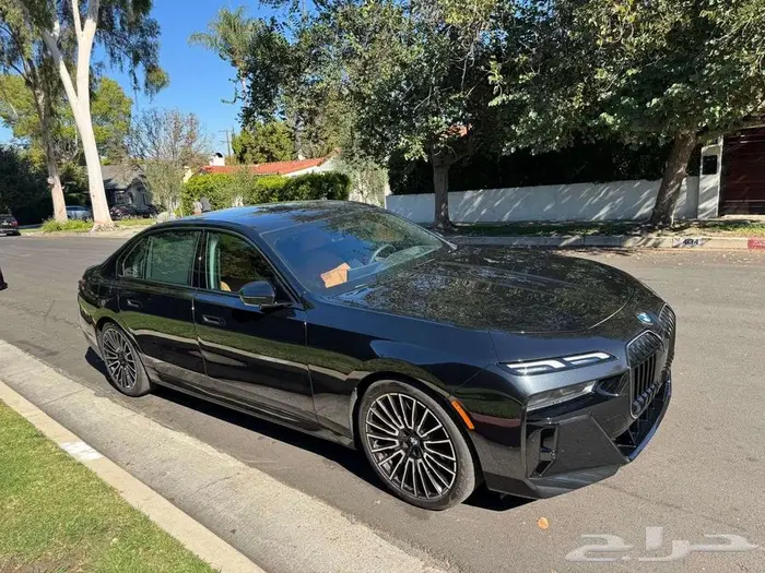 2025 BMW 7 Series Sedan 740i شبه اصفار 7