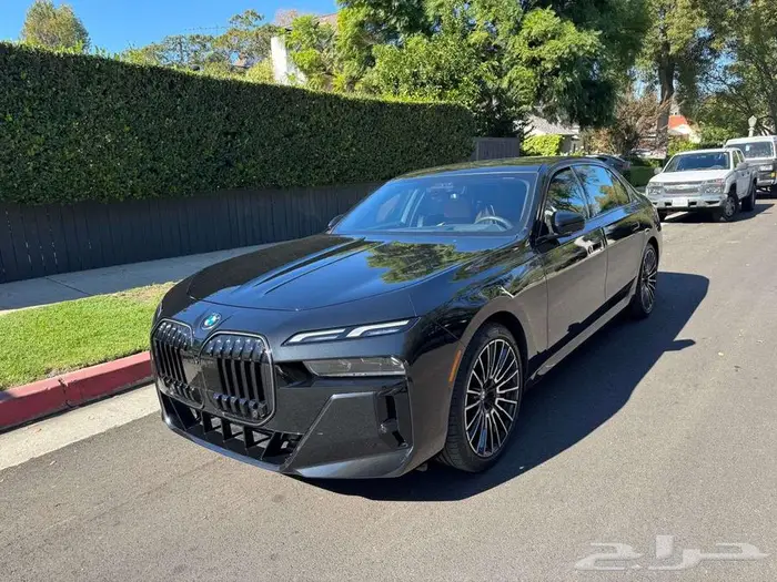 2025 BMW 7 Series Sedan 740i شبه اصفار 0
