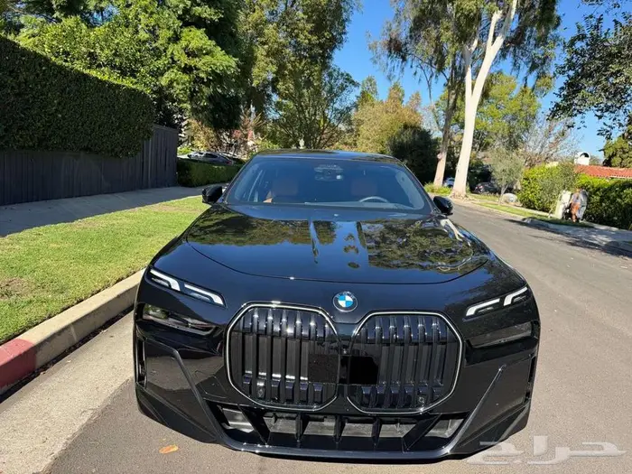 2025 BMW 7 Series Sedan 740i شبه اصفار 9