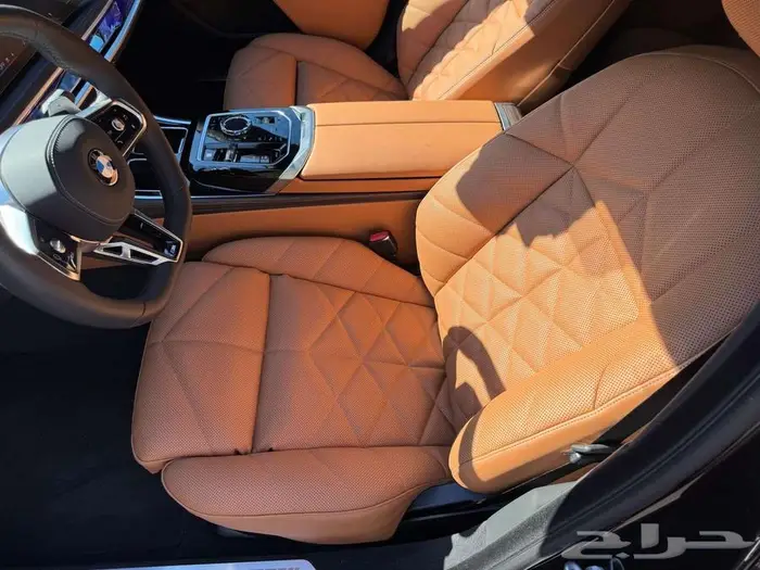 2025 BMW 7 Series Sedan 740i شبه اصفار 13