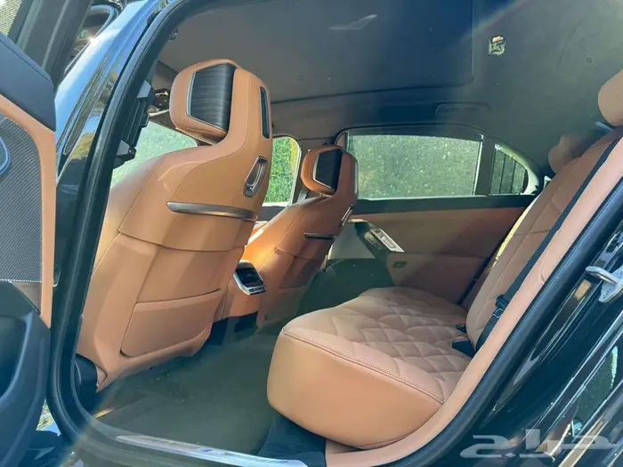 2025 BMW 7 Series Sedan 740i شبه اصفار 24