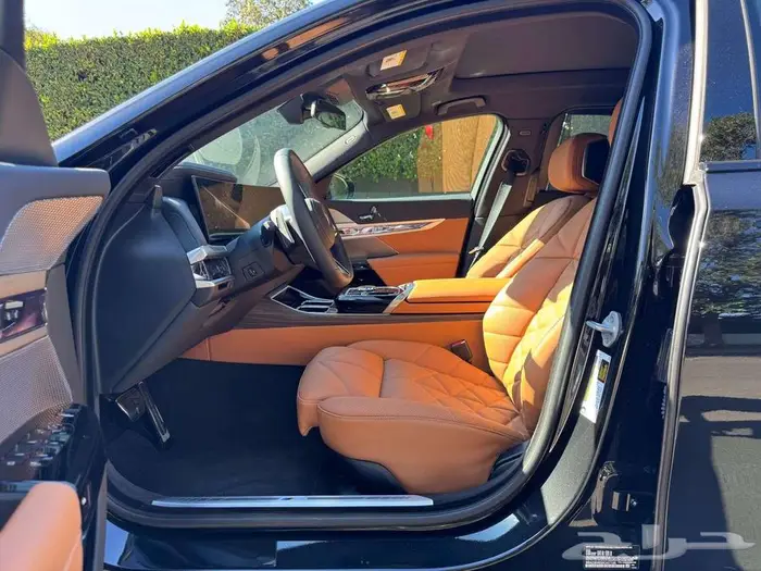 2025 BMW 7 Series Sedan 740i شبه اصفار 12