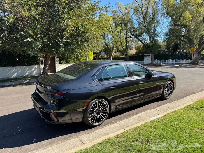 2025 BMW 7 Series Sedan 740i شبه اصفار 11
