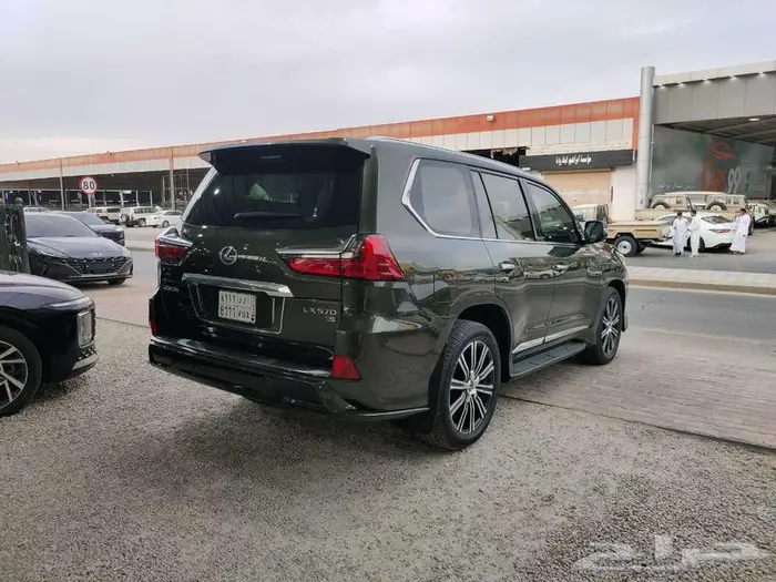 لكزس LX 570 موديل 2021 4