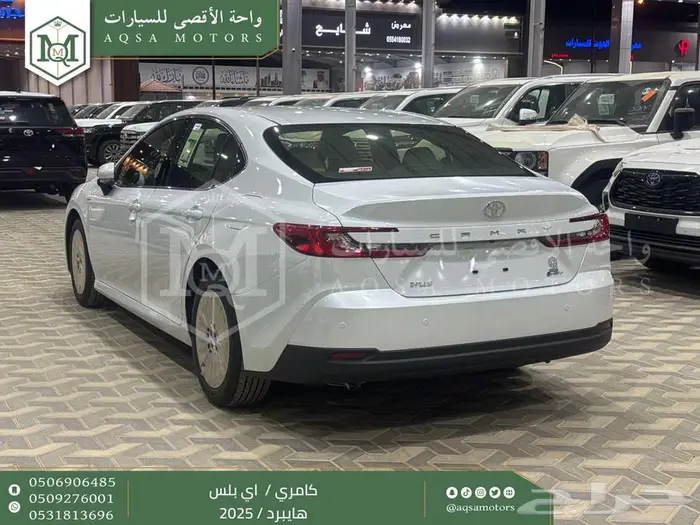 كامري E بلس أبيض هايبرد 2025 عليها عرض 19