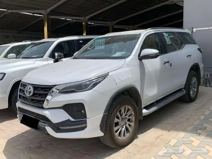 فورتشنر 6 سلندر فل كامل VX3 2025 مقاعد جلد كاميرات محيطية 2