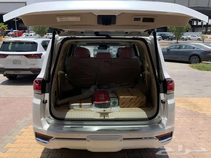 تويوتا لاندكروزر VXR بنزين فل كامل موديل 2024 14