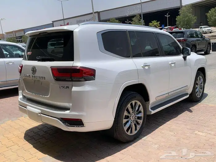 تويوتا لاندكروزر VXR بنزين فل كامل موديل 2024 3