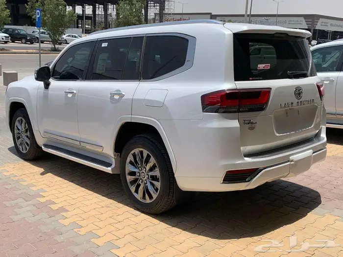 تويوتا لاندكروزر VXR بنزين فل كامل موديل 2024 4