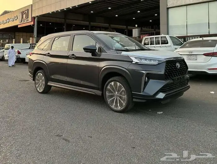 تويوتا فيلوز GLX بنزين 2025 9