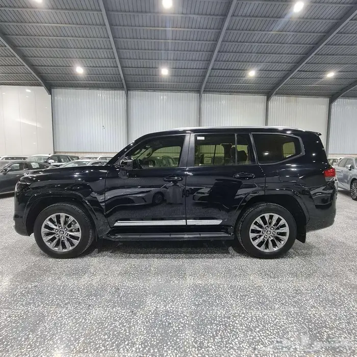 تويوتا لاندكروزر GXR - L4 بنزين 2024 على السوم 2