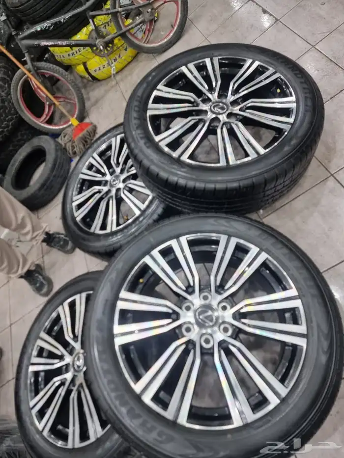 جنوط لكزييز VIB مقاس 22 اصلي وكاله منزله من موتر مع كفرات د 4