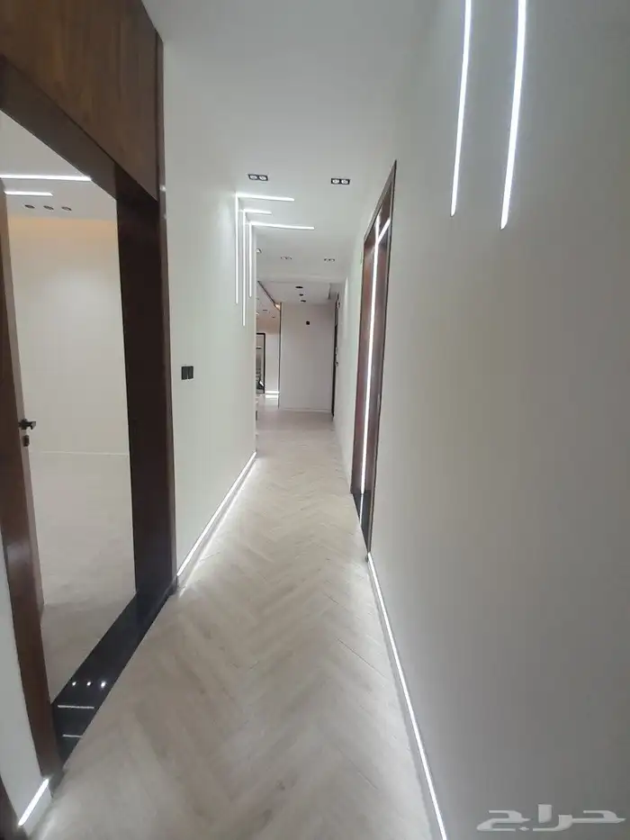 للبيع شقه دور ثاني مع سطح مستقل المصعد شغال حي درة الموسى 16