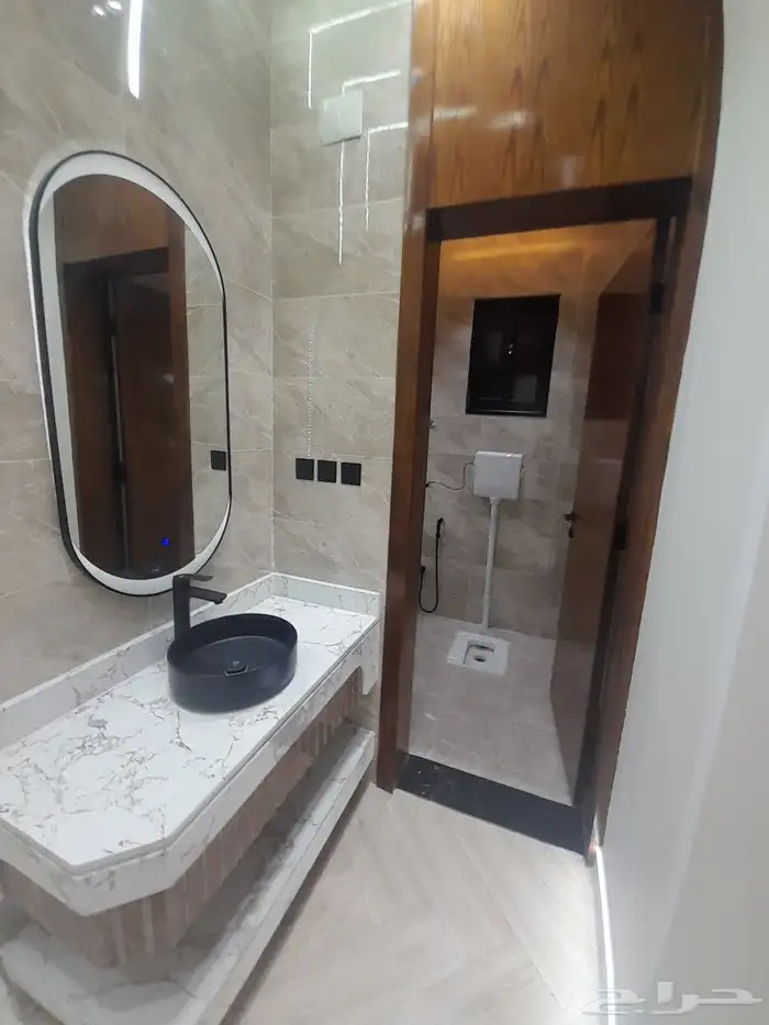 للبيع شقه دور ثاني مع سطح مستقل المصعد شغال حي درة الموسى 8