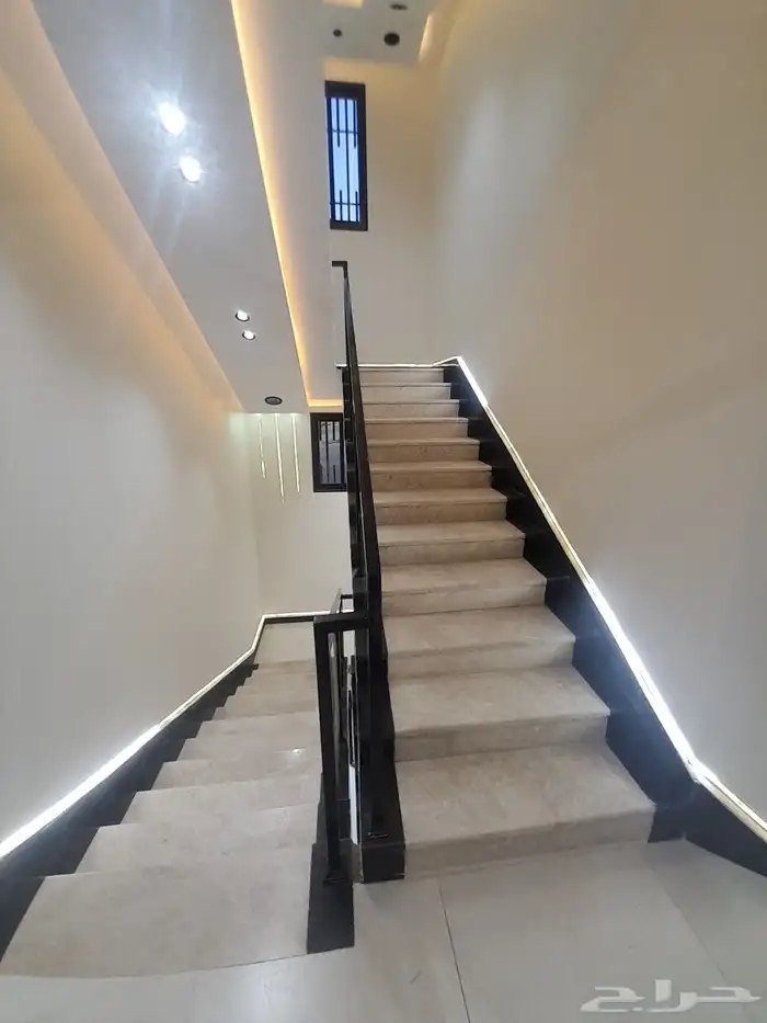 للبيع شقه دور ثاني مع سطح مستقل المصعد شغال حي درة الموسى 17