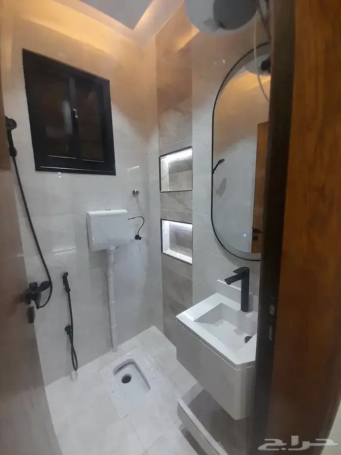 للبيع شقه دور ثاني مع سطح مستقل المصعد شغال حي درة الموسى 11