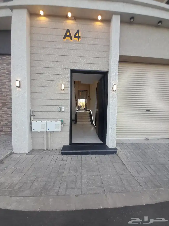 للبيع شقه دور ثاني مع سطح مستقل المصعد شغال حي درة الموسى 1