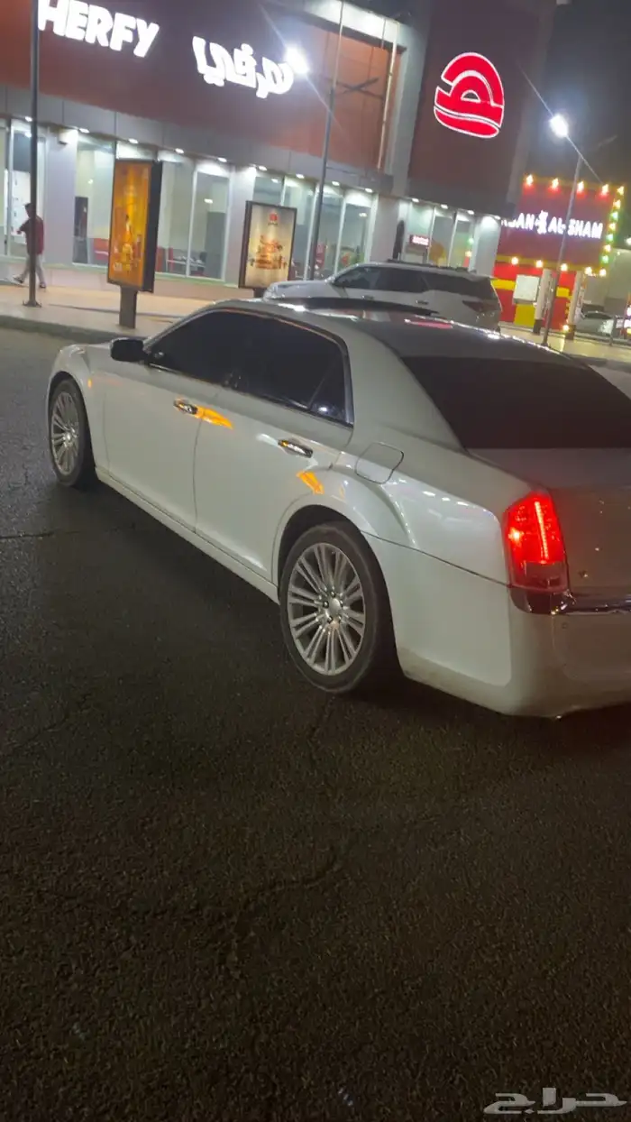 v8كرايزلر c300 فل كامل 10