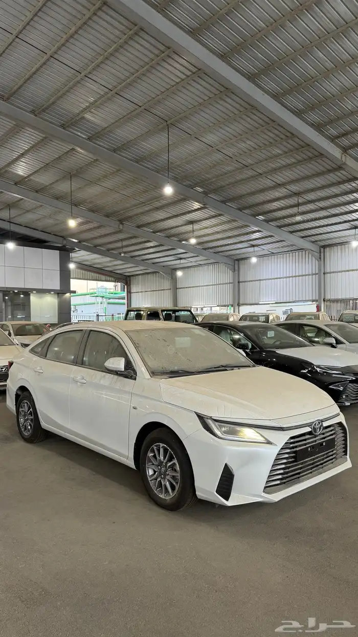 تويوتا يارس 2024 فئة Y شاشه كاميرا سعودي اللون أبيض لولوي 0