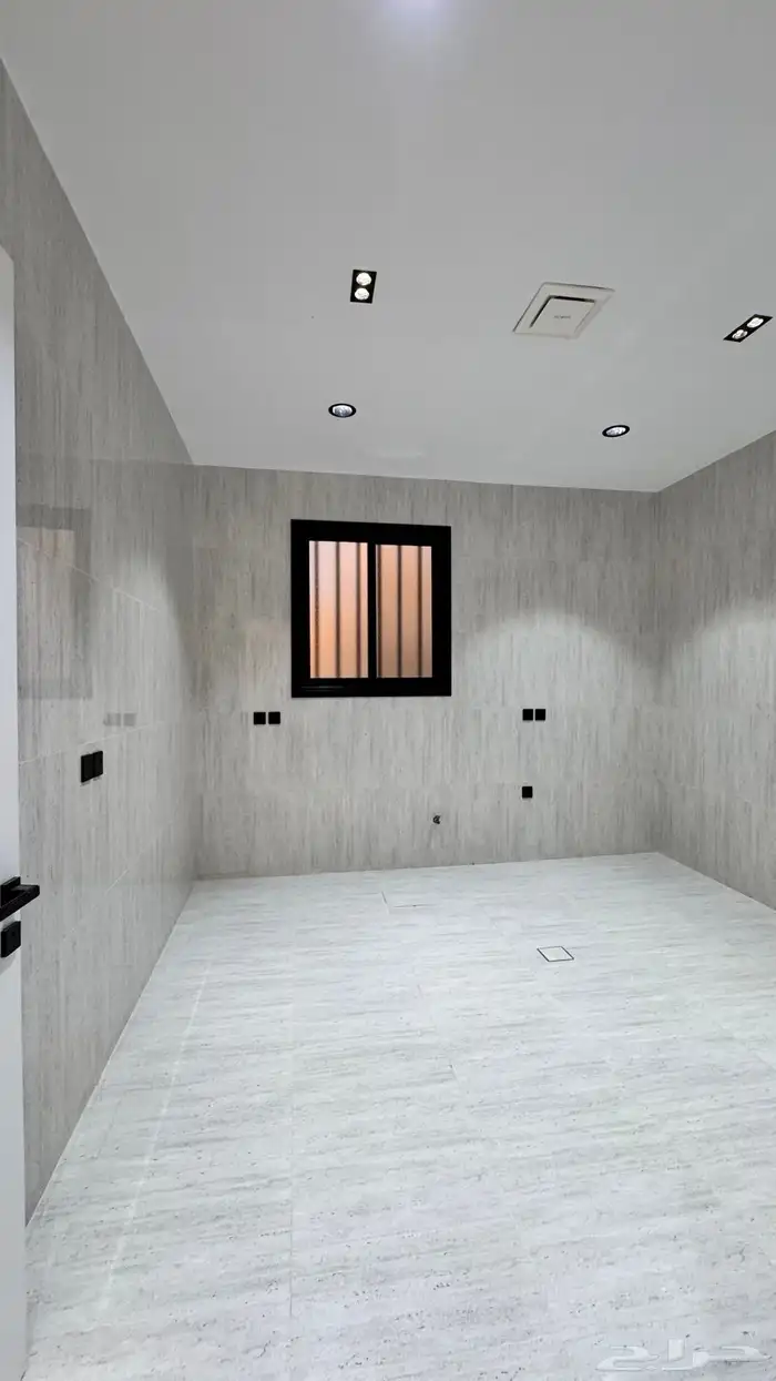 للبيع شقق ارضي و ارواف علوي مع ملحق على طريق ابها الخميس 30