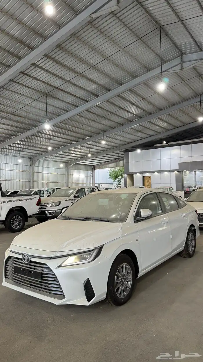 تويوتا يارس 2024 فئة Y شاشه كاميرا سعودي اللون أبيض لولوي 2