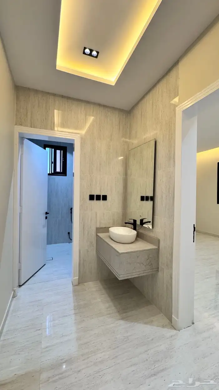 للبيع شقق ارضي و ارواف علوي مع ملحق على طريق ابها الخميس 44