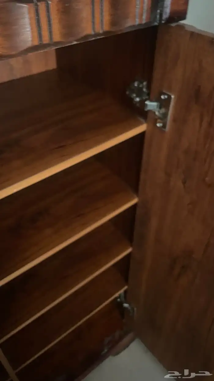 دولاب فكتوري مع مرايه بحالة جيدة السعر 250 قابل للتفاوض 3