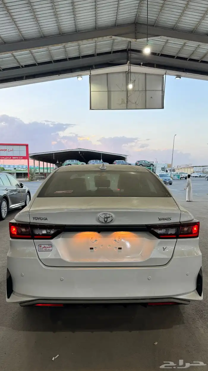 تويوتا يارس 2024 فئة Y شاشه كاميرا سعودي اللون أبيض لولوي 3