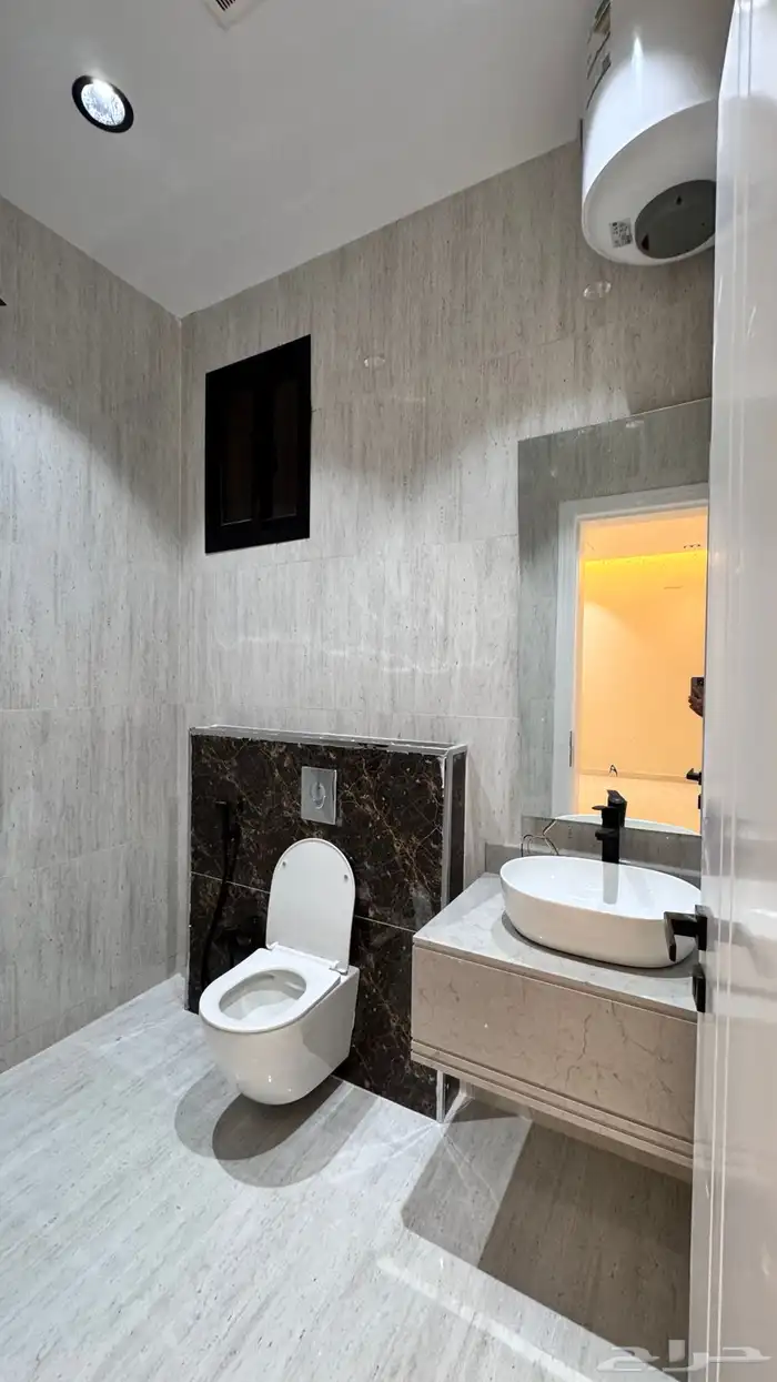 للبيع شقق ارضي و ارواف علوي مع ملحق على طريق ابها الخميس 36