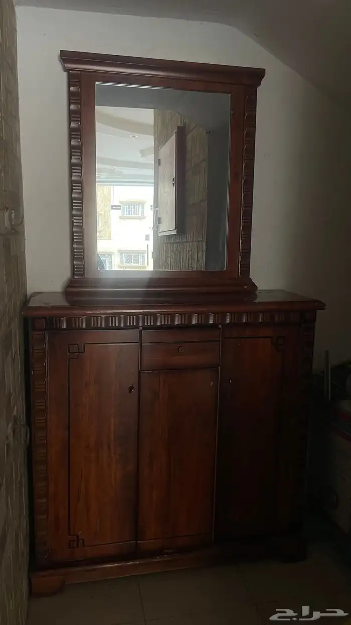 دولاب فكتوري مع مرايه بحالة جيدة السعر 250 قابل للتفاوض 1