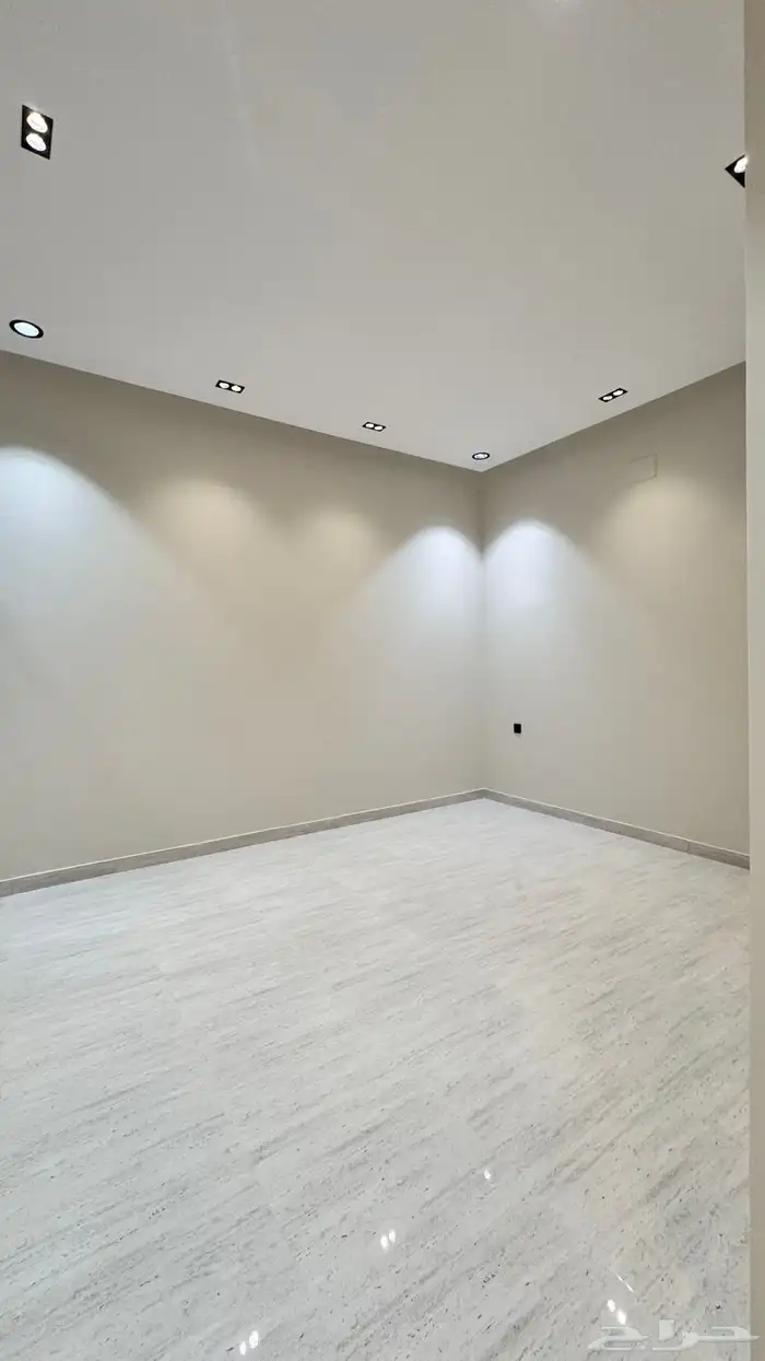 للبيع شقق ارضي و ارواف علوي مع ملحق على طريق ابها الخميس 5