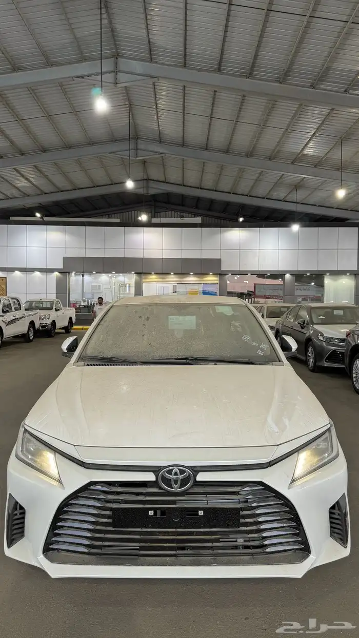 تويوتا يارس 2024 فئة Y شاشه كاميرا سعودي اللون أبيض لولوي 1