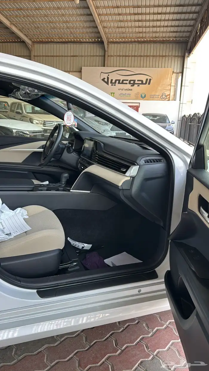 تويوتا كامري فئة E ستاندر هايبرد 2025 8