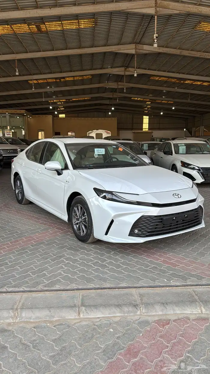 تويوتا كامري فئة E ستاندر هايبرد 2025 1