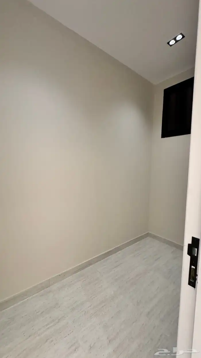 للبيع شقق ارضي و ارواف علوي مع ملحق على طريق ابها الخميس 29