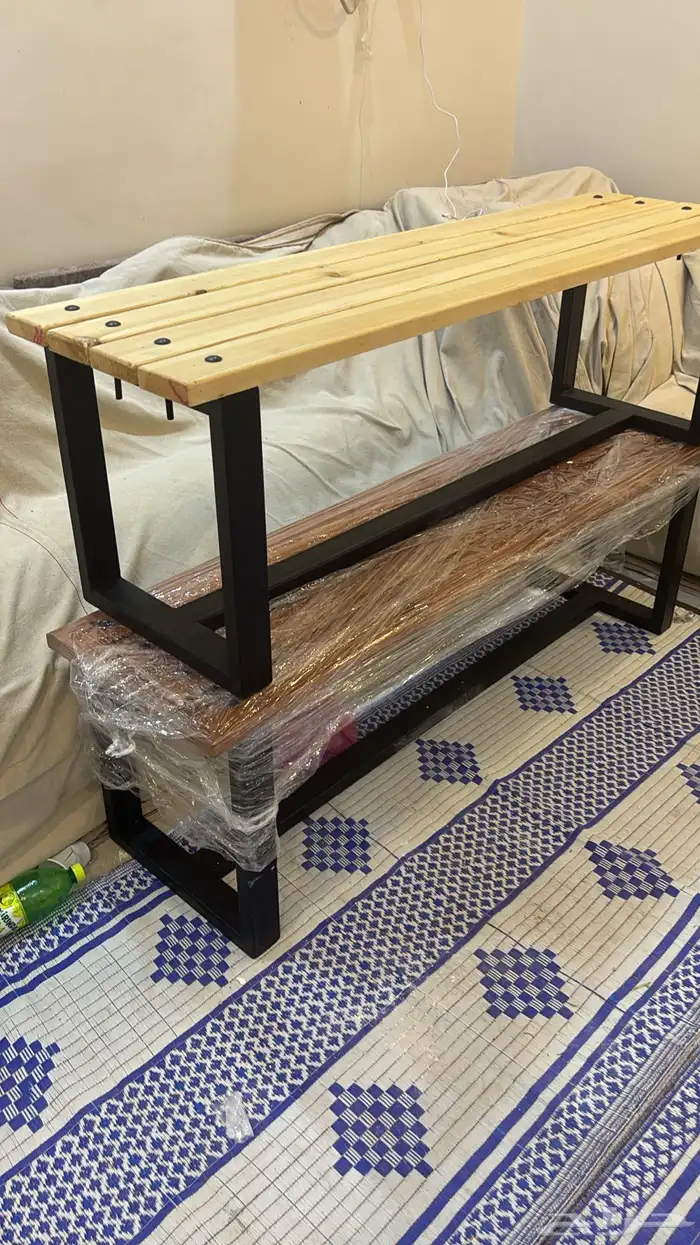 كرسي خشبي قاعده حديد وطاوله 15