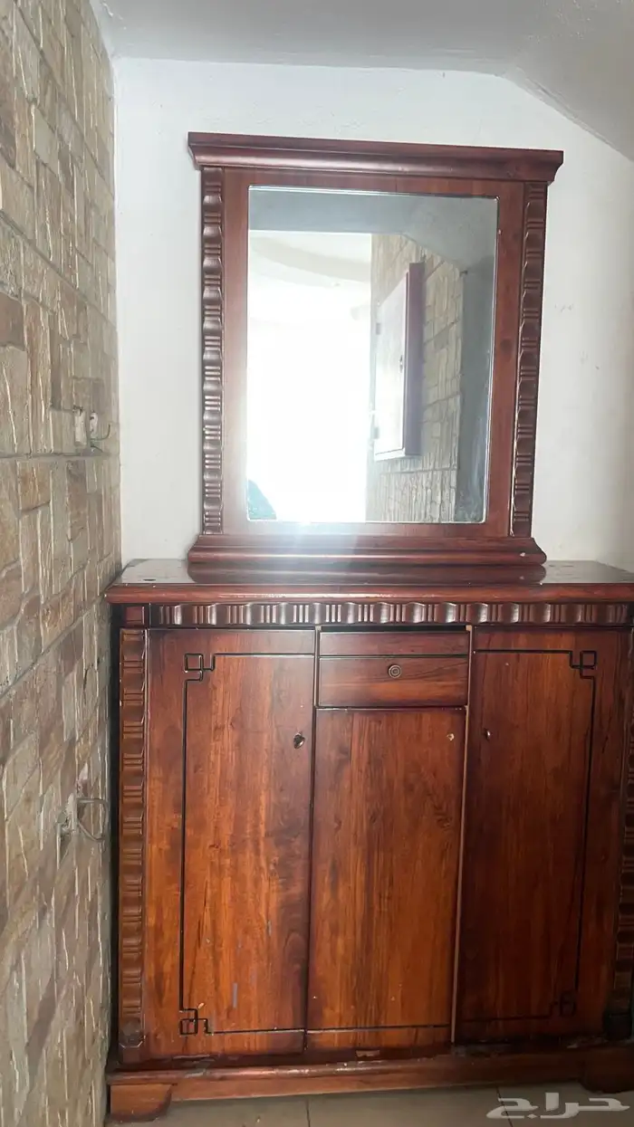 دولاب فكتوري مع مرايه بحالة جيدة السعر 250 قابل للتفاوض 0