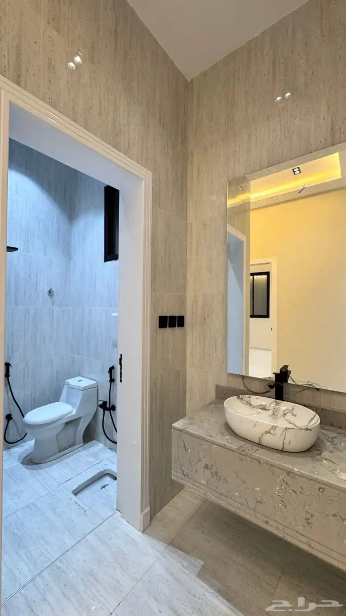 للبيع شقق ارضي و ارواف علوي مع ملحق على طريق ابها الخميس 13